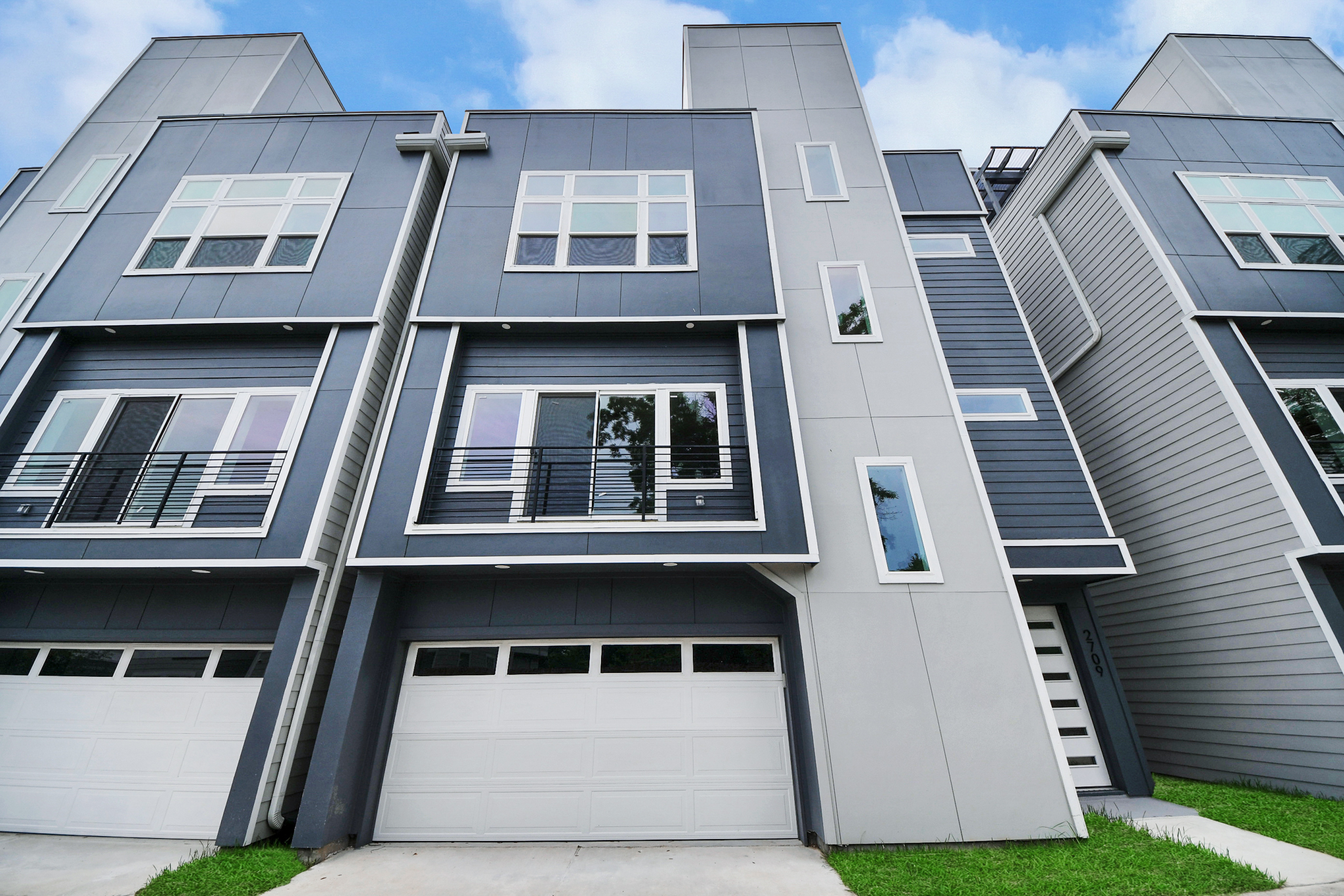 2709 Dennis St – Photo 2