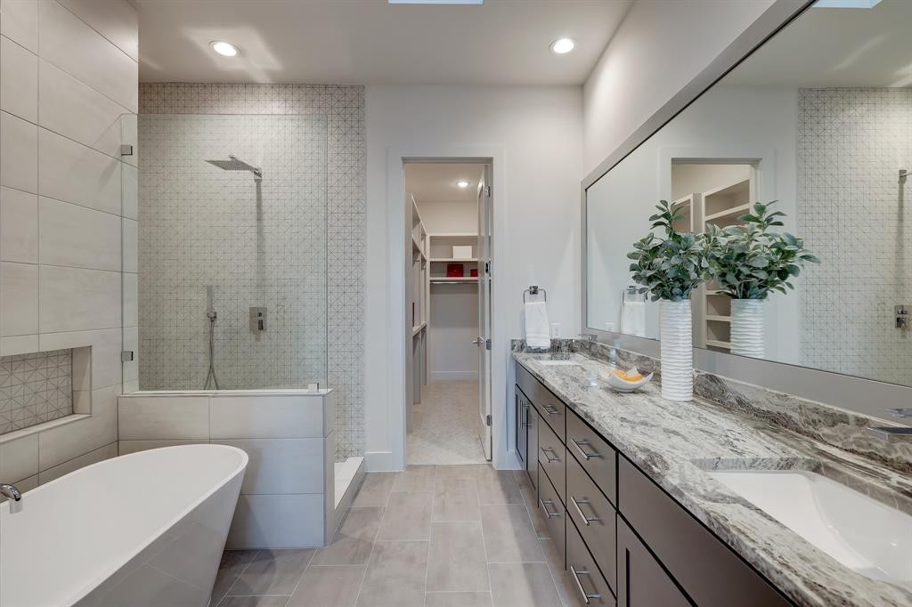 2408 Gray St – Primary Bath