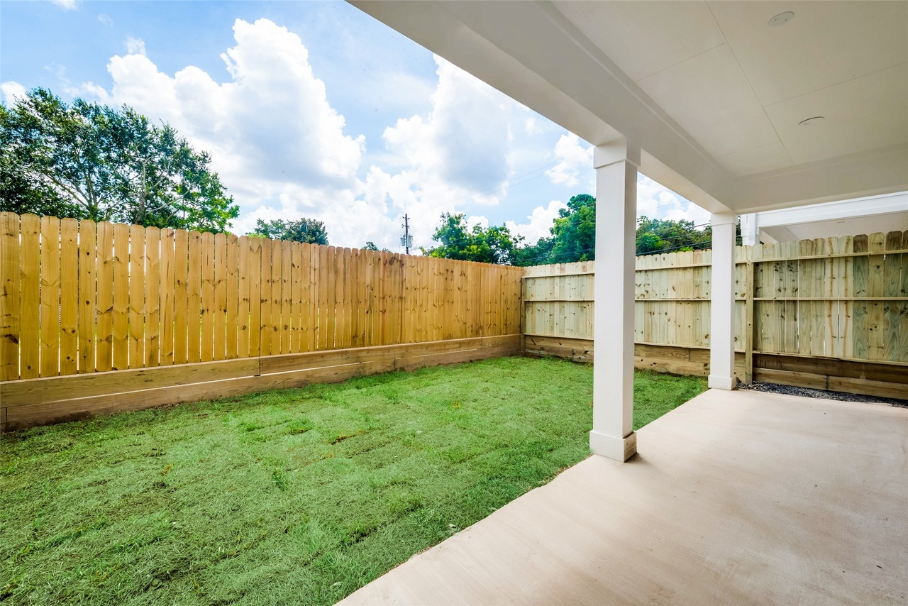 1930 Hoskins Dr – Backyard