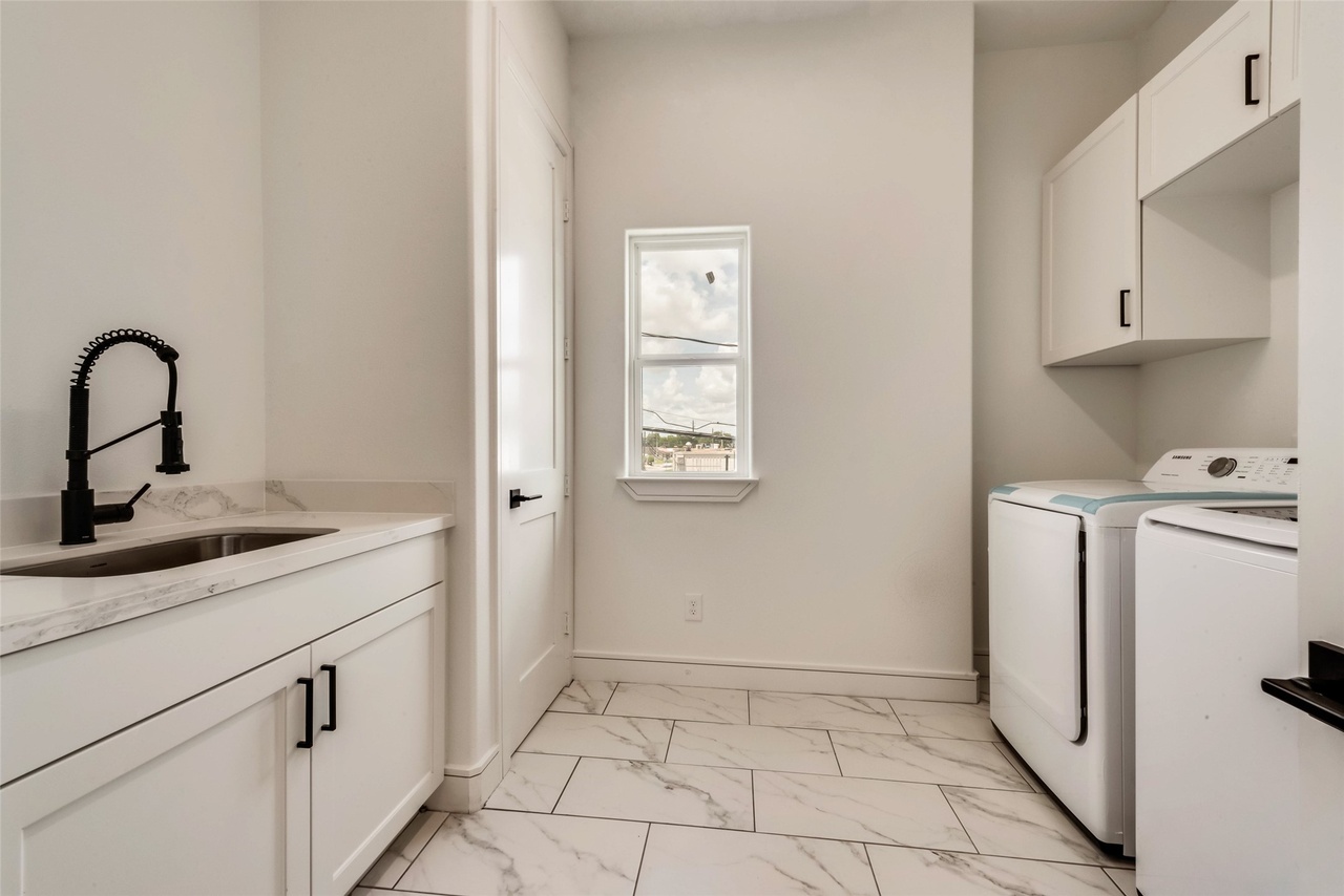 1930 Hoskins Dr – Laundry