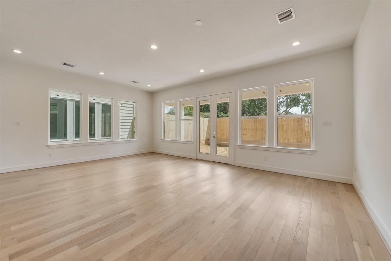 1930 Hoskins Dr – Living Room
