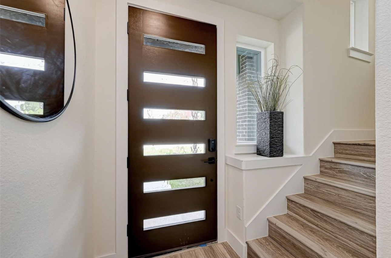 2905 Nagle St – Entry