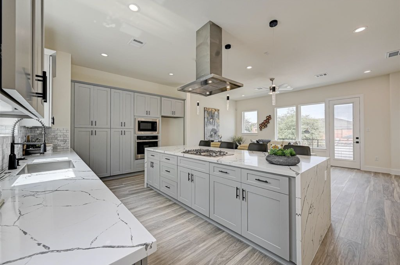 2905 Nagle St – Kitchen