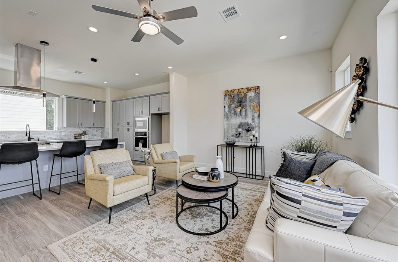 2905 Nagle St – Living Room