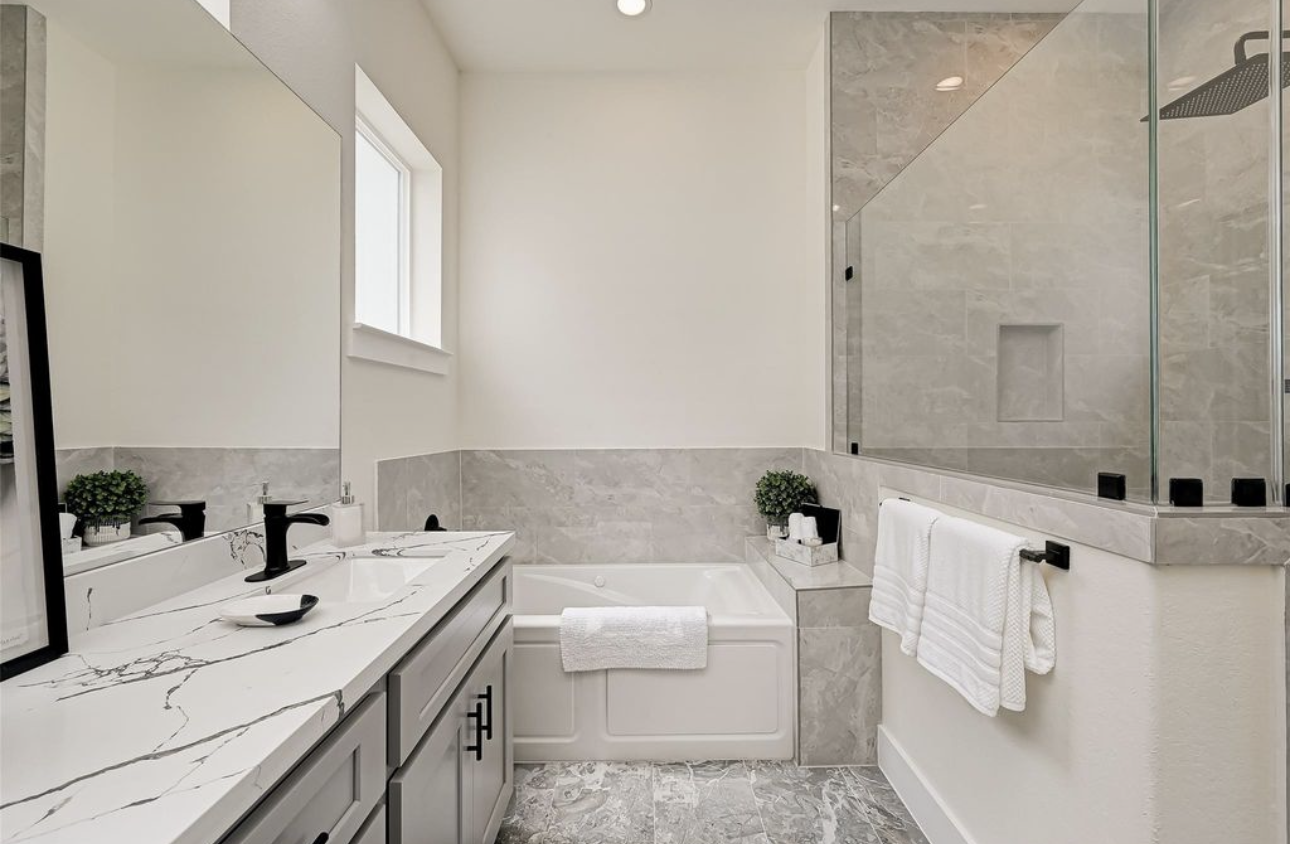 2905 Nagle St – Primary Bath