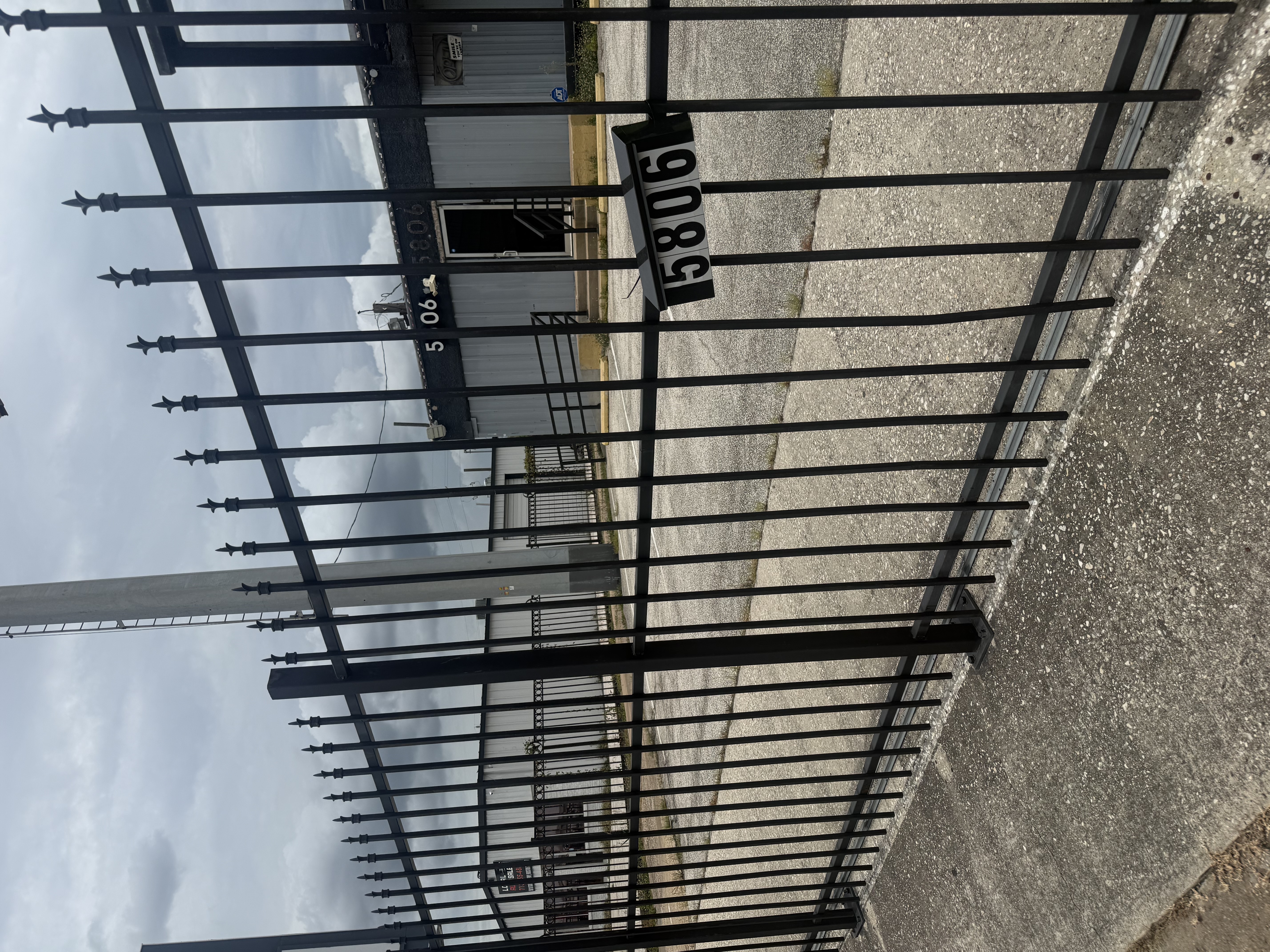 5806 Southwest Freeway – Gated Entry
