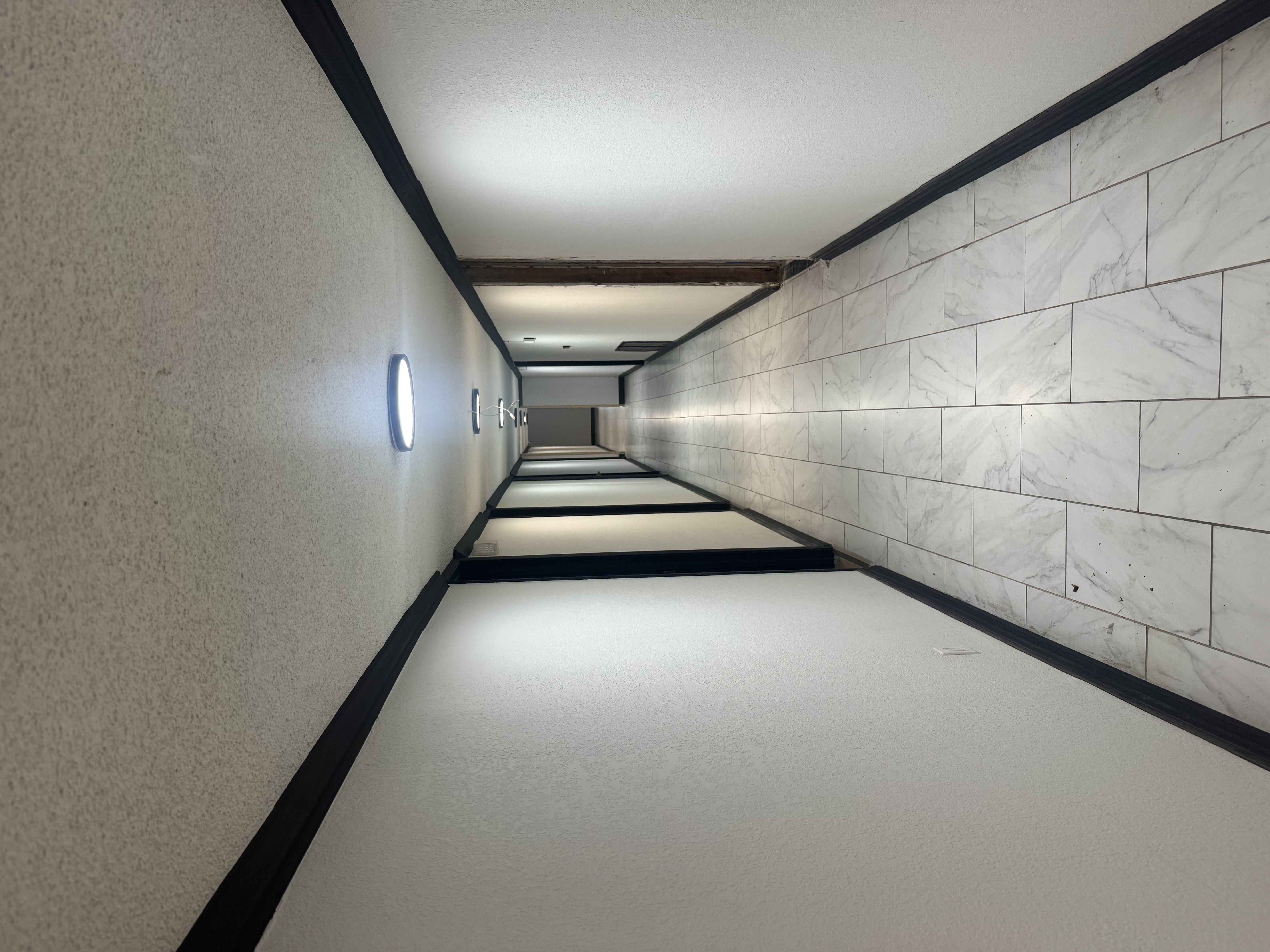 5806 Southwest Freeway – Hallway