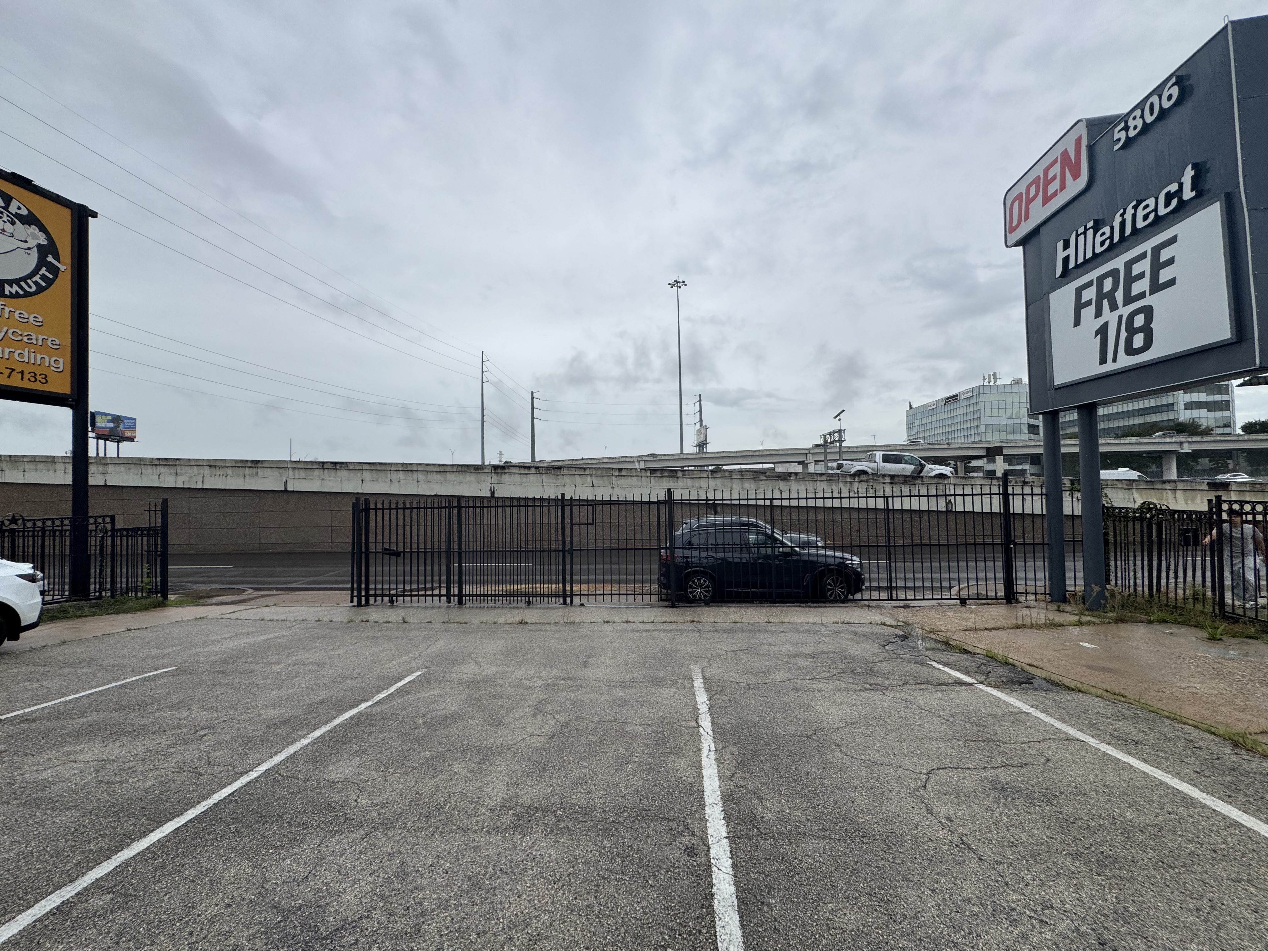 5806 Southwest Freeway – Parking / Freeway Visibility